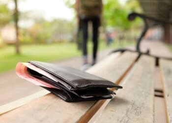 Bolsos de marca, carteras con documentación y tabletas electrónicas, entre los objetos perdidos que buscan dueño en Majadahonda