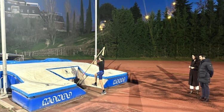 Las pistas de atletismo de Majadahonda recuperan su colchoneta para el salto de altura con pértiga