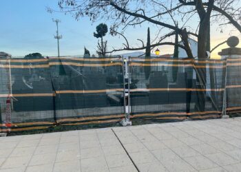 Un coche se empotra contra el muro del cementerio de Majadahonda
