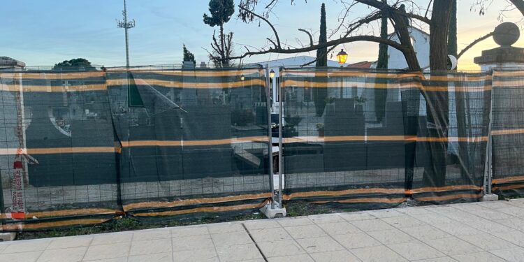 Un coche se empotra contra el muro del cementerio de Majadahonda