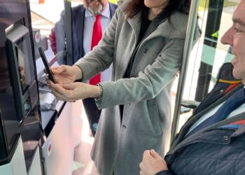 Los viajeros de los autobuses urbanos de Majadahonda pueden pagar desde hoy su billete con tarjeta