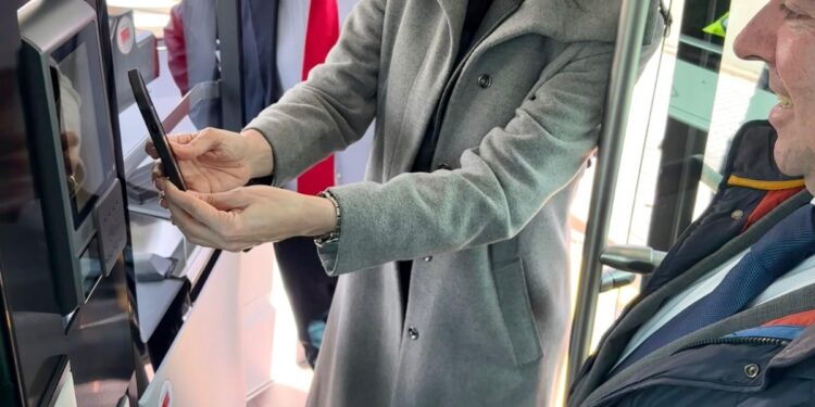 Los viajeros de los autobuses urbanos de Majadahonda pueden pagar desde hoy su billete con tarjeta