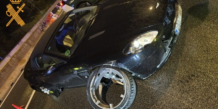 Un Aston Martin robado embiste a un coche de la Guardia Civil tras una persecución en Majadahonda