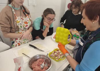 El proyecto ‘Cocinando Historias’ crea vínculos entre jóvenes y mayores de Las Rozas