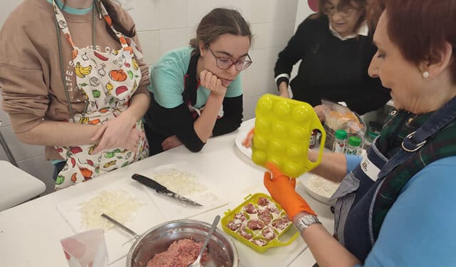 El proyecto ‘Cocinando Historias’ crea vínculos entre jóvenes y mayores de Las Rozas