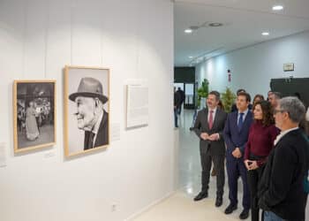 Ayuso inaugura la exposición ‘Madrileños centenarios. La sabiduría de la longevidad’ en Las Rozas