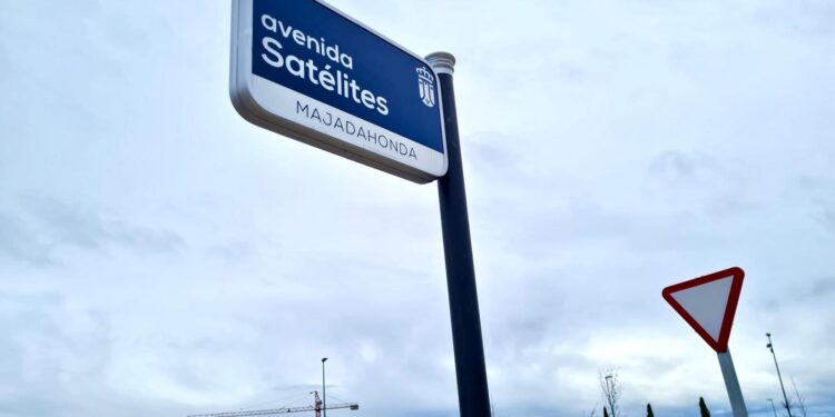Majadahonda mejora la señalización de las calles y glorietas de Los Satélites