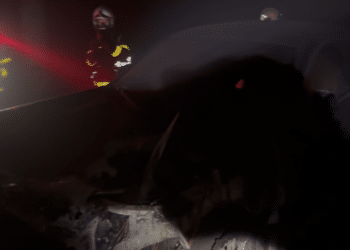 Intervienen ocho dotaciones de bomberos en el incendio de un garaje en la urbanización Virgen de Itziar | Vídeo