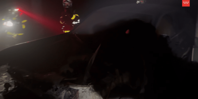 Intervienen ocho dotaciones de bomberos en el incendio de un garaje en la urbanización Virgen de Itziar | Vídeo