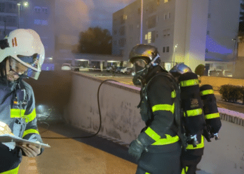 Los bomberos confirman que ninguno de los vehículos afectados en el incendio del garaje de Virgen de Itziar era eléctrico