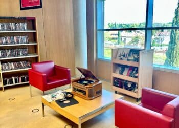 La biblioteca municipal de Majadahonda estrena ‘Espacio 33’, una zona reservada a los amantes de los vinilos