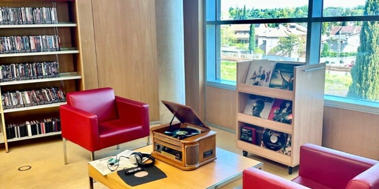 La biblioteca municipal de Majadahonda estrena ‘Espacio 33’, una zona reservada a los amantes de los vinilos