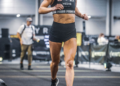 Participante de una competición de fitness racing en plena prueba