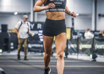 Participante de una competición de fitness racing en plena prueba