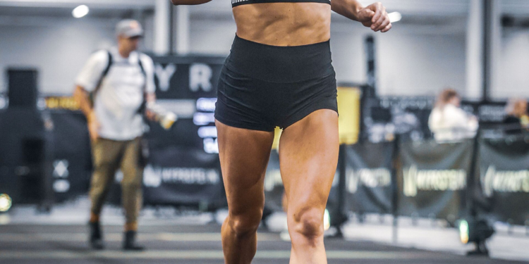 Participante de una competición de fitness racing en plena prueba