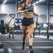 Participante de una competición de fitness racing en plena prueba