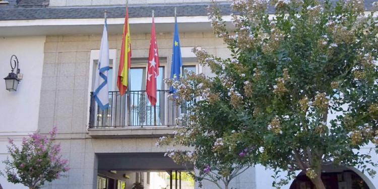 Fachada del Ayuntamiento de Majadahonda, ciudad que organiza el Premio de Poesía Blas de Otero.