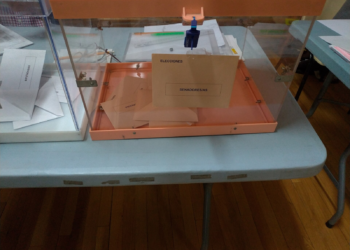 Urnas transparentes del Senado y del Congreso en un colegio electoral de Madrid