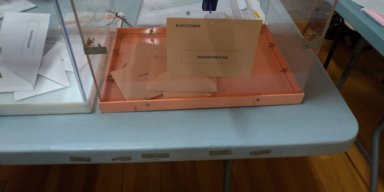 Urnas transparentes del Senado y del Congreso en un colegio electoral de Madrid